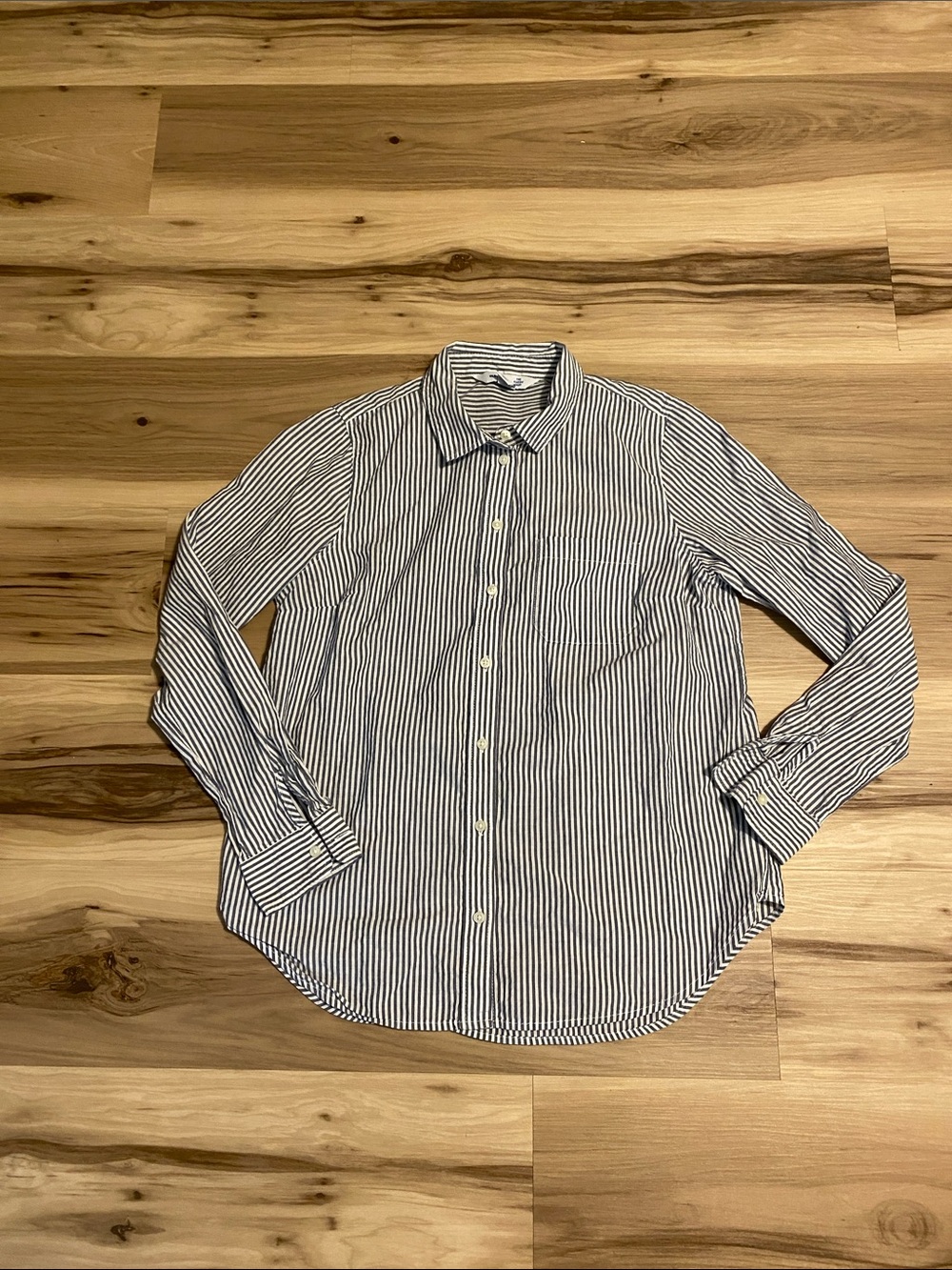 Old Navy The Classic Button-Down Shirt M